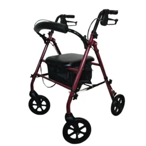Vista semilateral de la andadera rollator de color rojo, en donde se puede ver en el mango soporte y además detalles de frenado, una base de soporte como para subir la rodilla.