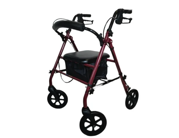 Vista semilateral de la andadera rollator de color rojo, en donde se puede ver en el mango soporte y además detalles de frenado, una base de soporte como para subir la rodilla.