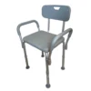 Vista general de una silla para ducha con descansabrazos y respaldo de color gris sobre un fondo blanco.