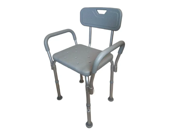 Vista general de una silla para ducha con descansabrazos y respaldo de color gris sobre un fondo blanco.