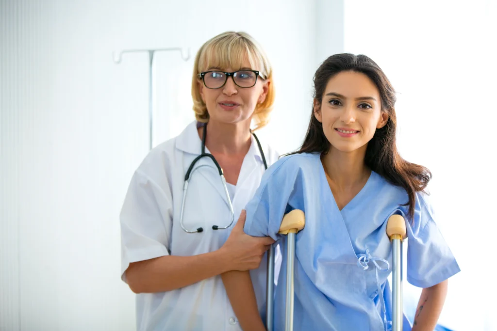 Vista general de dos personas sonriendo, mientras una de ellas usa muletas como uno equipo médico Guadalajara.