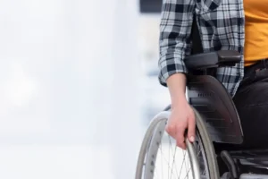 Persona en silla de ruedas, enfocada en la movilidad. Refleja la necesidad de una eficiente venta de equipo médico.